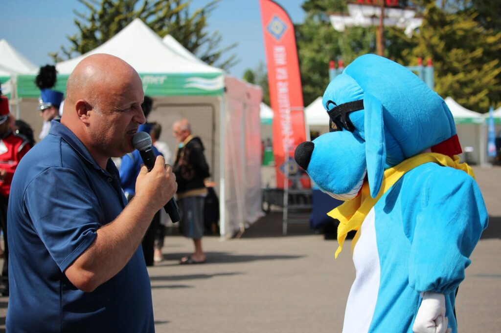 Speaker animateur avec une mascotte sur un village événementiel